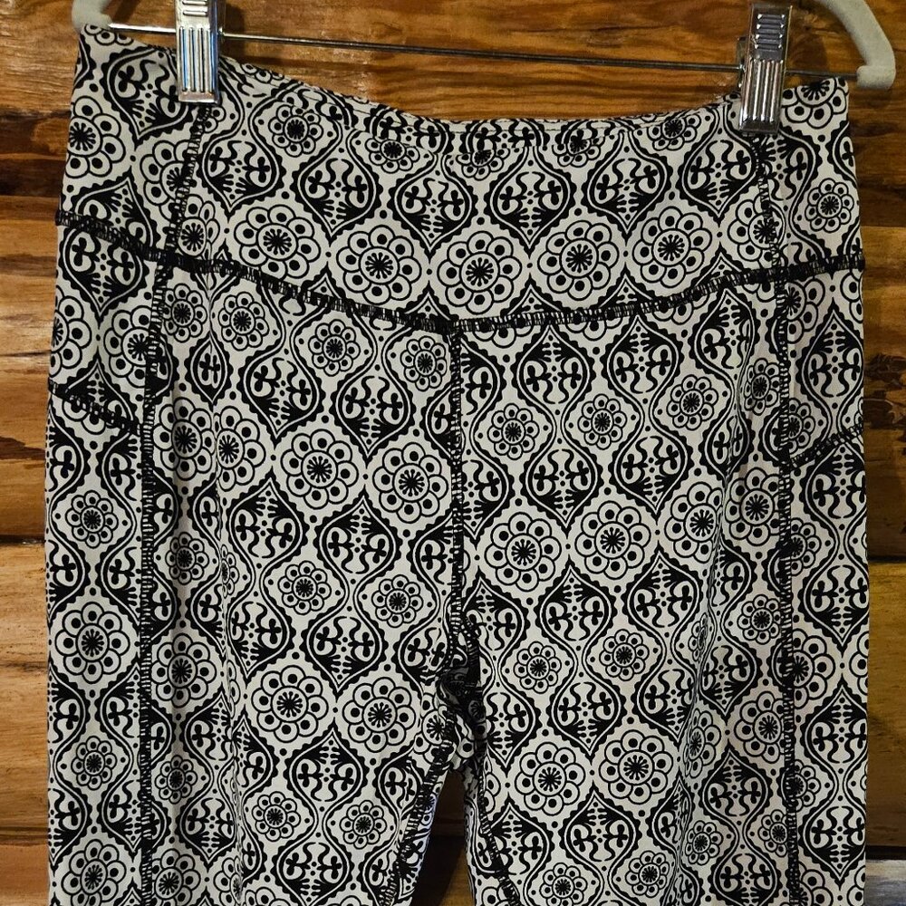Unique Pattern Black/White Capri Yoga Pants